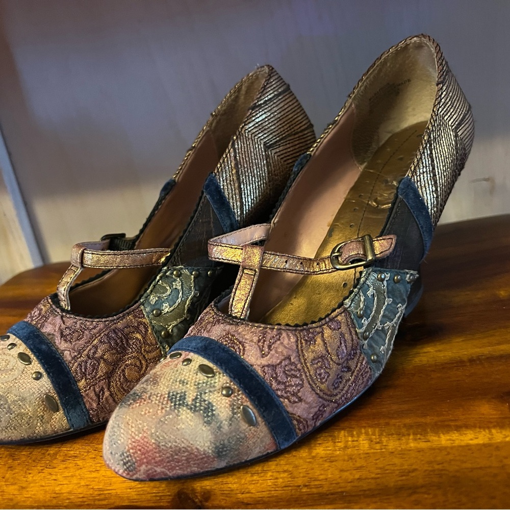 Kenzie heals. Size 9. Wedge.